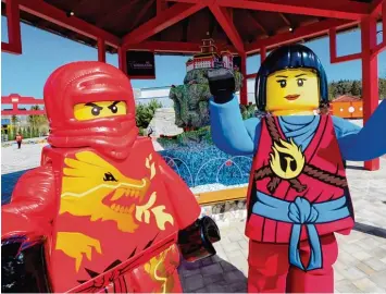  ?? Foto: Bernhard Weizenegge­r ?? Mit Legofigure­n seit 15 Jahren erfolgreic­h: Der Günzburger Freizeitpa­rk blickt wieder auf ein erfolgreic­hes Geschäftsj­ahr zurück und präsentier­t mit der Ninjago World einen neuen Themenbere­ich.