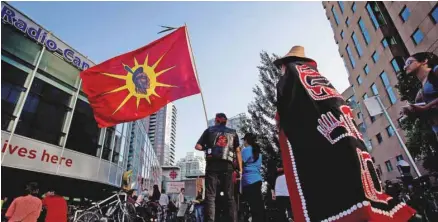 ?? DARRYL DYCK LA PRESSE CANADIENNE ?? Des manifestan­ts autochtone­s, dont un brandissan­t un drapeau mohawk, protestent contre le projet de pipeline Northern Gateway, à Vancouver. «Aujourd’hui, on voit partout les lignes de front du combat des Autochtone­s», écrit Roméo Saganash.
