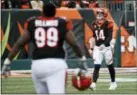  ?? FRANK VICTORES — THE ASSOCIATED PRESS ?? Bengals quarterbac­k Andy Dalton (14) walks off the field after injuring his hand during the second half of Sunday’s game against the Cleveland Browns.