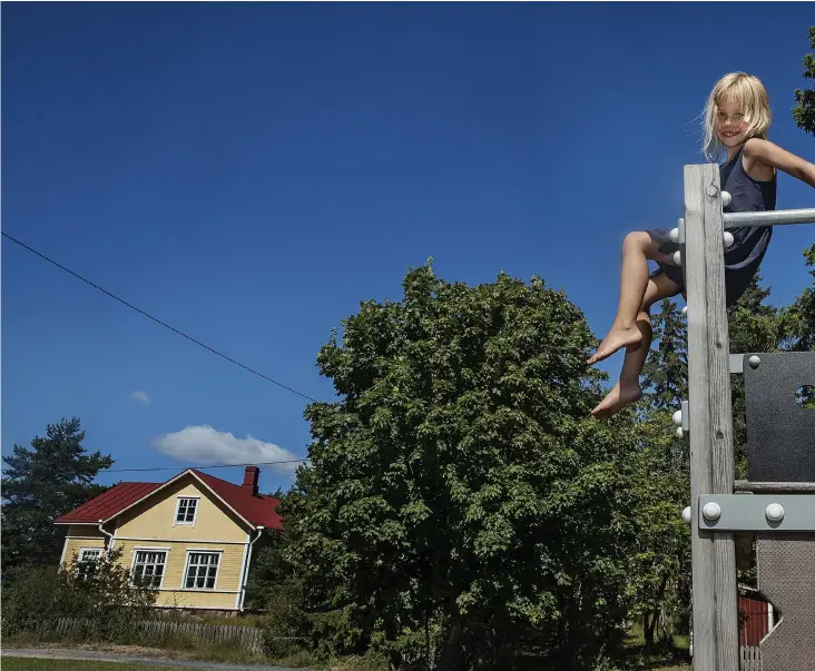  ??  ?? Tjolahopp hojtar systrarna Elin och Ellinor Mickelsson och testar klätterstä­llningen på skolgården. Grannhuset i bakgrunden är den gamla skolan som väntar på hyresgäste­r. Kriteriet att få hyra och flytta till idyllen är att man är barnfamilj.