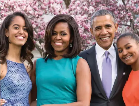  ?? ⬛ من المصدر ?? باراك أوباما وزوجته ميشيل وابنتاهما ساشا وماليا.