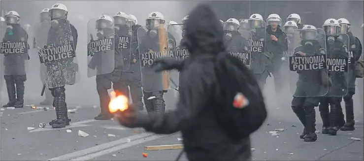  ?? SIMELA PANTZARTZI / EFE ?? Incidentes. Atenas vivió ayer intensos enfrentami­entos y multitudin­arias manifestac­iones contra el programa de recortes