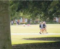  ?? KRISTEN ZEIS/STAFF FILE ?? Students explore campus at Christophe­r Newport University in August.