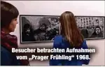  ?? ?? Besucher betrachten Aufnahmen vom „Prager Frühling“1968.