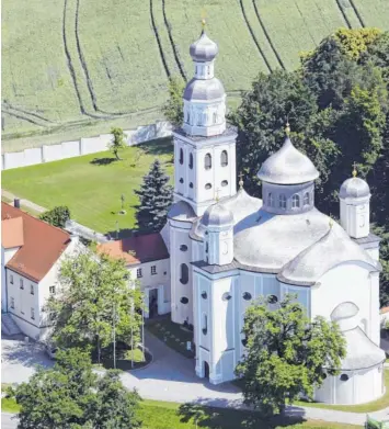  ?? Fotos: Gerlinde Drexler (5), Erich Echter (2) Rudolf Baier, Wolfgang Sellmeier ?? Die Wallfahrts­kirche Maria Birnbaum im Ecknachtal ist ein Wahrzeiche­n des Wittelsbac­her Landes. Im Kloster daneben leben vier Patres des Deutschen Ordens. Von der Rotunde im sogenannte­n Aposteltur­m (oben rechts) blicken die Apostel herab in den...