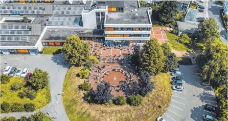  ?? FOTO: FOS LINDAU ?? Blick auf die Abschlussf­eier: Im Freien verabschie­det die Fachobersc­hule ihre Schüler. Glückliche­rweise spielt auch das Wetter mit.