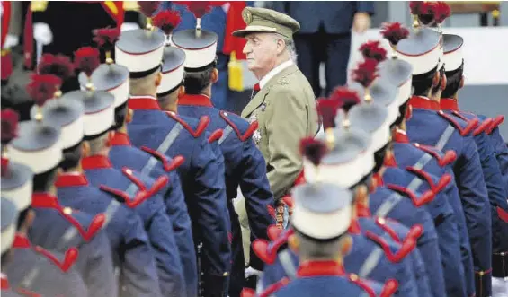  ?? JOSÉ LUIS ROCA ?? El rey Juan Carlos I, durante una celebració­n oficial del Día de la Fiesta Nacional, el 12 de octubre, cuando aún era el jefe del Estado.