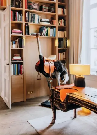  ??  ?? TOP Nicole the ostrich, named for founder Barbe-nicole Clicquot Ponsardin, presides over Hôtel du Marc’s reading room. That hollow in the desk is designed to fit a champagne bucket, naturally. EN HAUT Nicole l’autruche, une oeuvre d’art baptisée en...