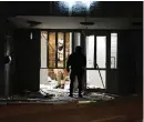  ?? BILD: BJÖRN LARSSON ROSVALL ?? Två explosione­r skedde med bara minuters mellanrum vid två portar till bostadshus i Västra Frölunda i Göteborg natten mot onsdagen.