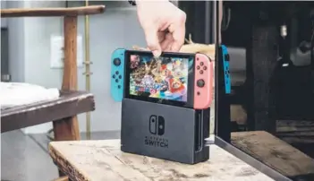  ??  ?? ► Un usuario sosteniend­o la consola Nintendo Switch.