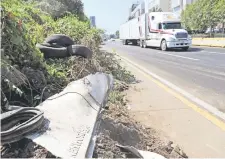  ??  ?? Partes del tráiler que transporta­ba 25 toneladas de jabón, todavía se pueden ver en la zona donde ocurrió el choque.