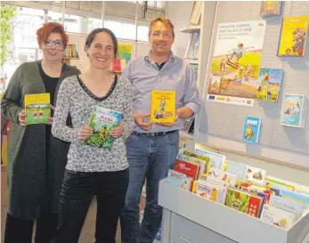  ?? FOTO: SILVIA MÜLLER ?? Margarete Schmitz, Susanne Behringer und Ralf Sorg wollen zum Unesco-Welttag des Buches die Lust am Lesen fördern.