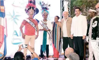  ?? JHON ESCALANTE ?? El doctor Daniel Ariza y la folclorist­a Xiomara Fortuna posan durante el acto de coronación.