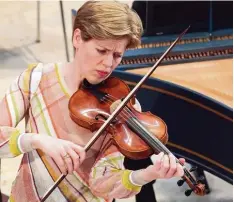  ?? Foto: Wolfgang Diekamp ?? Die Geigerin Isabelle Faust spielt Johann Sebastian Bach in der Augsburger St. An na Kirche.