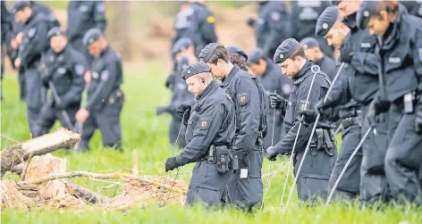  ?? FOTO: DPA ?? Mit einem Großaufgeb­ot durchsucht­e die Polizei die Bonner Siegaue nach dem Täter und nach Spuren, die auf ihn hinweisen.