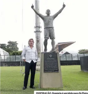  ??  ?? INSPIRAÇÃO. Romário é um ídolo para Sá Pinto