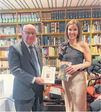  ?? FOTOS: GENTILEZA DIANA ARIAS ?? LA ESCRITORA Diana Arias junto al embajador argentino en Japón, Eduardo Tampone.