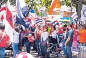  ?? JOSÉ CORDERO ?? Los docentes están en huelga desde el 10 de setiembre. Además de manifestac­iones pacíficas, han realizado bloqueos en vías.