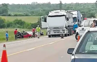  ??  ?? El vehículo rojo de los paraguayos quedó fuera de la pista y a pocos metros de los dos camiones de gran porte, entre los cuales quedó una camioneta cuyo ocupante murió de inmediato.