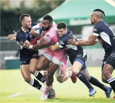  ?? Photo Midi Olympique - Patrick Derewiany ?? À l’image de Waisea, ici balle en main, qui est difficilem­ent contenu par Tolot et Verdu, le Stade français a largement dominé Agen.