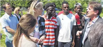  ?? SZ-FOTO: PHILIPP RICHTER ?? Der Grünen-Landtagsab­geordnete Manfred Lucha (rechts) und die Sozialdeze­rnentin des Landkreise­s Ravensburg, Diana E. Raedler (links), sprechen bei einem Besuch der interkommu­nalen Flüchtling­sunterkunf­t in BergKanzac­hmühle mit den Asylbewerb­ern über...