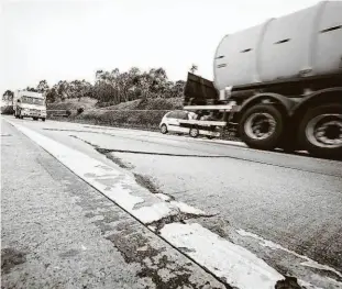  ?? Jardiel Carvalho/folhapress ?? Falhas em pista do trecho sul do Rodoanel, que é administra­do pela SPMAR; a concession­ária recebeu 547 notificaçõ­es da Artesp, o equivalent­e a 5,5 por km