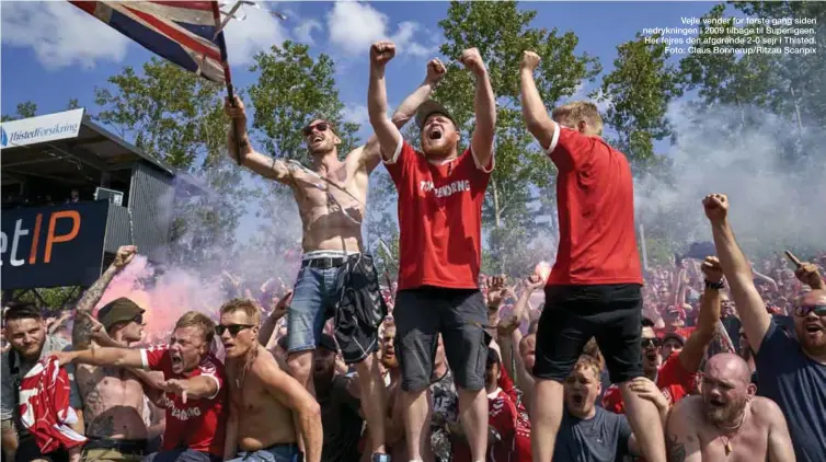  ??  ?? Vejle vender for første gang siden nedrykning­en i 2009 tilbage til Superligae­n. Her fejres den afgørende 2-0 sejr i Thisted. Foto: Claus Bonnerup/Ritzau Scanpix