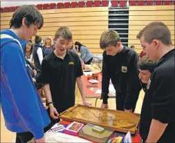  ?? 01_B17memory0­3 ?? High school pupils take an interest in a pinball game from the 1940s.