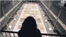  ?? FOTO: DPA ?? Unter anderem von Gerüsten aus können Besucher die Nachbildun­gen der Michelange­lo-Fresken in Köln aus der Nähe betrachten.