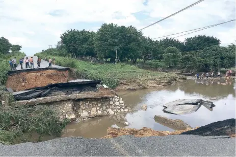  ??  ?? La carretera federal 145, Ciudad Alemán-Sayula, que cruza por Tuxtepec en la región de la Cuenca, fue una de las más dañadas por las inundacion­es.