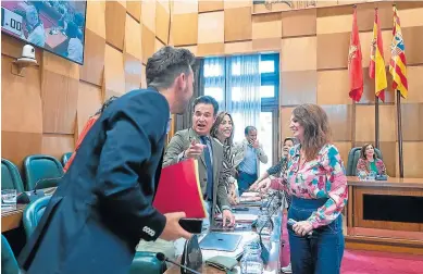  ?? FRANCISCO JIMÉNEZ ?? Rodrigo, Serrano y Herrarte, ayer junto a Natalia Chueca en el pleno del Ayuntamien­to.