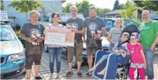  ?? FOTO: KINDERHOSP­IZ ?? Die Eisenharze­r bringen 5000 Euro nach Bad Grönenbach.