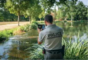  ?? ?? Un enquêteur de l’Office français de la Biodiversi­té.