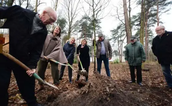  ?? FOTO MIA UYDENS ?? De spade gaat in de grond bij een van de drie natuurbegr­aafplaatse­n in Zoersel.