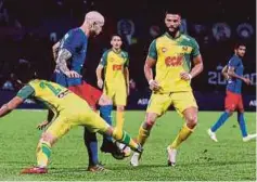  ??  ?? KEDAH akur kepada JDT di perlawanan Piala Sumbangsih, kelmarin.