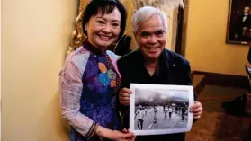  ?? AFP ?? Kim Phuc Phan Thi y el fotógrafo Nick Ut con la foto que se hizo histórica.