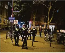  ?? Foto: Robert Pfeil/dpa ?? Mitarbeite­r des Ordnungsam­tes patrouilli­eren durch die verlassene Aachener Straße in Köln, wo sonst das Nachtleben tobt.