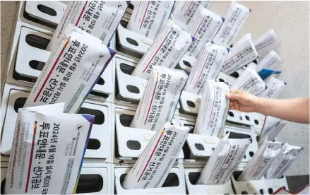  ?? Newsis ?? Packages containing materials for the April 10 general elections are delivered to the mailboxes of an apartment in Bucheon, Gyeonggi Province, Sunday, just 10 days before election day. Early voting will take place on Friday and Saturday.