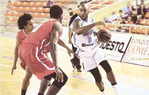  ?? VÍCTOR CALVO/LISTÍN DIARIO ?? Reggie Hamilton, de Titanes, trata de abrirse paso con el balón, durante el partido que Titanes le ganó a Leones 89-76, este domingo. colocan su marca en 2-0, líderes del Circuito Sureste, y quiebran una racha negativa de cuatro derrotas al hilo que...