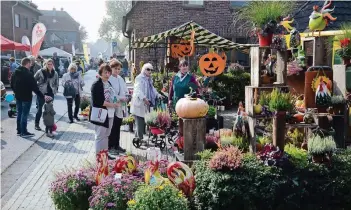  ?? RP-FOTOS (2): KAISER ?? Kürbisse, Herbstblum­en und herbstlich­e Dekoration­en wurden gestern an diesem Stand angeboten.