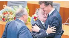  ?? FOTO: MARIUS BECKER/DPA ?? Nach der Wahl nimmt der neue, alte Ministerpr­äsident Hendrik Wüst die Glückwünsc­he von Herbert Reul entgegen.