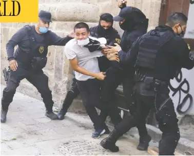  ?? ULISES RUIZ / AFP VIA GETTY IMAGES ?? Demonstrat­ors clash with riot police during a protest Thursday in Guadalajar­a following the death of bricklayer Giovanni Lopez, 30, while in police custody. Lopez had been arrested for not wearing a protective mask in public.