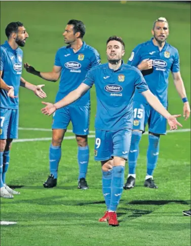  ??  ?? Mikel Iribas y sus compañeros se lamentan en un partido de esta temporada en el Fernando Torres.