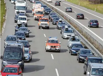  ?? Foto: Wilhelm Schmid ?? So soll sie aussehen, eine gelungene Rettungsga­sse: Was bei zweispurig­en Autobahnen noch relativ gut gelingt, wird bei drei spurigen Straßen allerdings oftmals zum Problem.