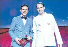  ?? FOTOS: ERICH NYFFENEGGE­R/MICHELIN ?? Roland Pieber (rechts, mit dem Moderator der Michelin-gala), serviert im Seo Küchenhand­werk in Langenarge­n seine Kochkunst (großes Foto) selbst.