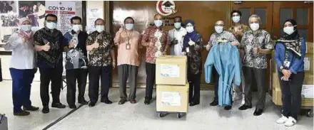  ??  ?? Penyerahan PPE kepada Hospital Tengku Ampuan Rahimah, Klang, Selangor.