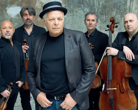  ??  ?? Insieme Enzo Gragnaniel­lo e il Solis String Quartet nella foto di Riccardo Piccirillo