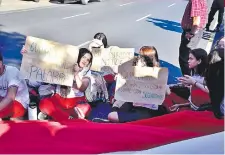  ?? ?? Con carteles, estudiante­s del CNC realizaron una sentata en plena avenida Eusebio Ayala en contra de Hambre cero.