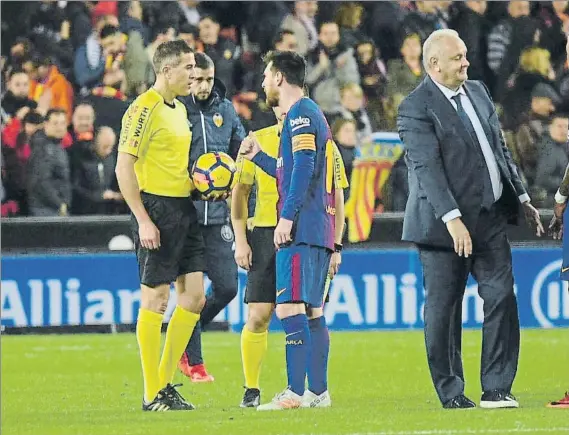  ?? FOTO: MANEL MONTILLA ?? Leo Messi protesta a Iglesias Villanueva en el descanso El argentino le recordó que el balón había entrado claramente en la portería de Neto en el minuto 32