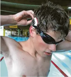  ?? Foto: Matthias Becker ?? Johannes Weinberg testet in Immenstadt ein Gerät, das ihm das Schwimmen deutlich erleichter­n soll. Befestigt wird es an der Schwimmbri­lle.
